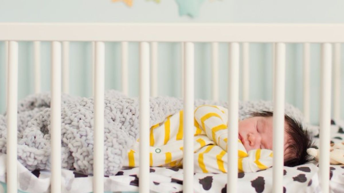 ベビーベッドでの寝かしつけ。おもちゃを使ったあやし方とコツ｜子育て情報メディア「KIDSNA STYLE」