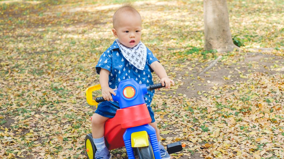 三輪車はいつからいつまで？何歳からこげるのかなど遊び方や選び方のポイント｜子育て情報メディア「KIDSNA STYLE」
