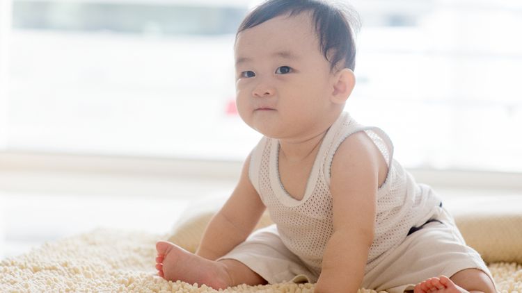 赤ちゃんのお座りはいつから？前のめりになる、上手にできない場合