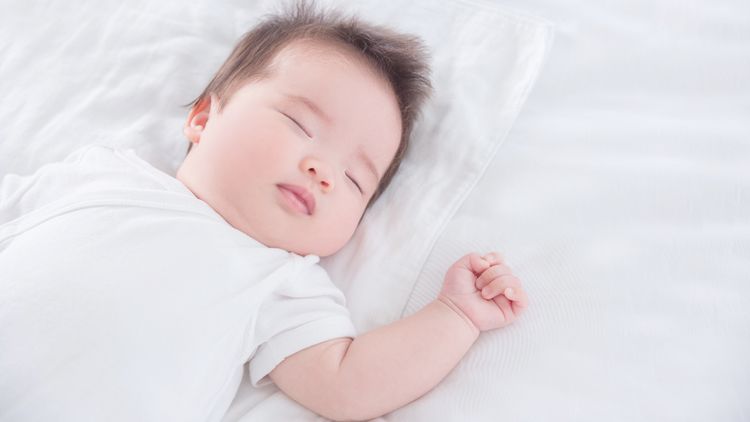 生後6ヶ月～1歳の赤ちゃんが寝るときの服装。パジャマの種類や春夏秋冬の選び方｜子育て情報メディア「KIDSNA STYLE」