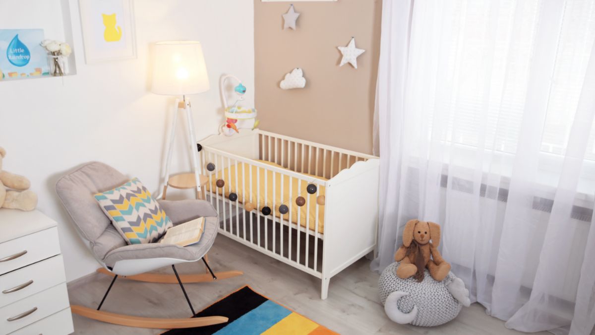ベビーベッドは部屋のどこに置く？決め方や部屋別の配置｜子育て情報メディア「KIDSNA STYLE」