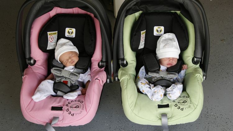 双子のチャイルドシートについて。選ぶときのポイントやつける位置 