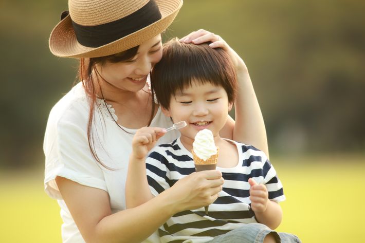 アイスを食べる親子