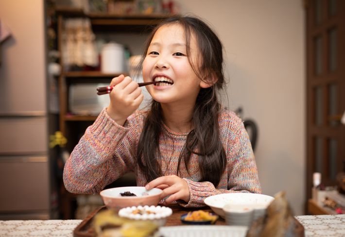 夕食を食べる少女