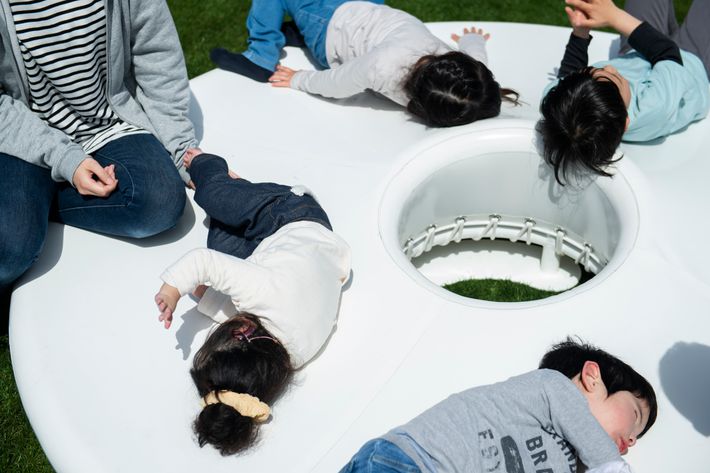 寝たきりの子でも遊べるトランポリン YURAGI