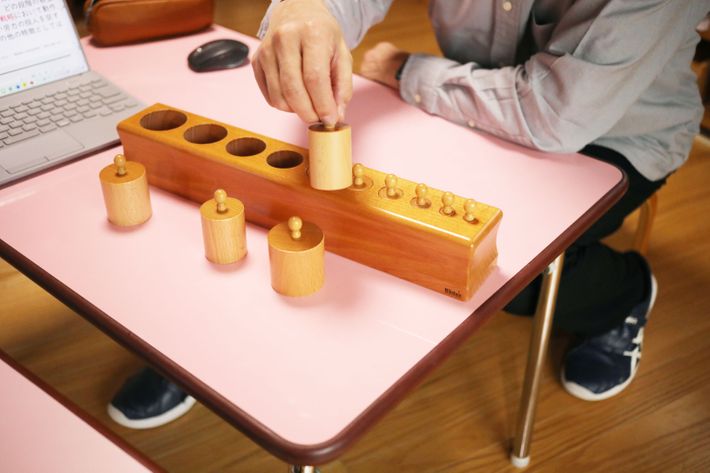 モンテッソーリ教具「円柱さし」を使う様子