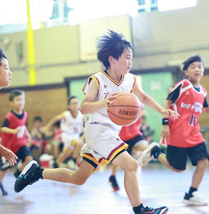 バスケをする尾脇康次郎