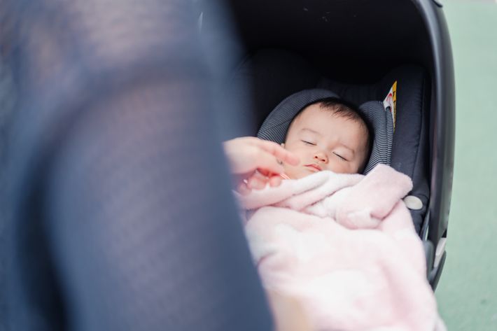 ベビーカーで寝る赤ちゃん