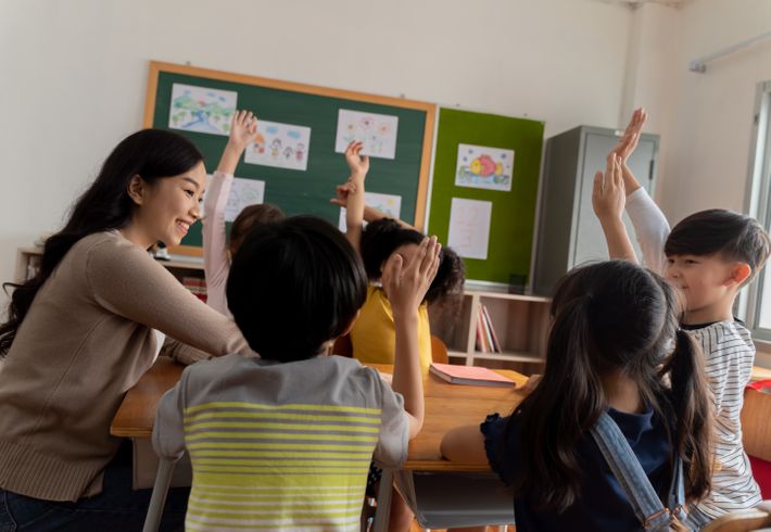 教室での先生と生徒