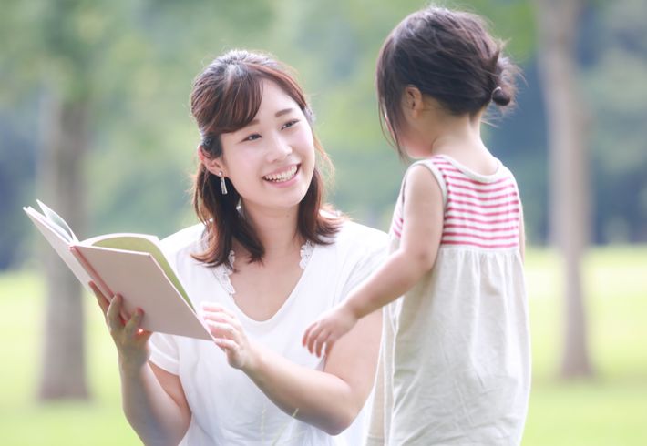 絵本を読む親子