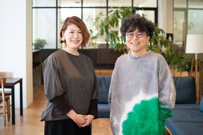 (左)ハラユキさん:コミックエッセイスト&イラストレーター。著書に『ほしいのは「つかれない家族」』(講談社)など。KIDSNA STYLEで「親子で学ぶ差別」「知っておきたいネットリテラシー」などを連載。(右)星野概念さん:精神科医など。病院で勤務するかたわら、執筆や音楽活動も行う。近著に『こころをそのまま感じられたら』(講談社)。