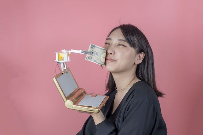 札束で頬をなでられるマシーン