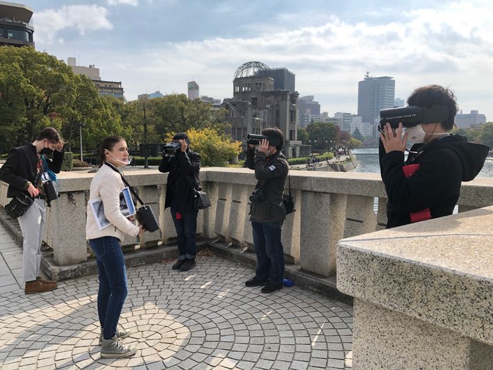広島市内で実施した原爆ドームツアーの様子(雨宮先生ご提供)