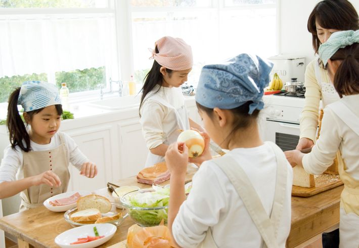 調理する大人と子ども