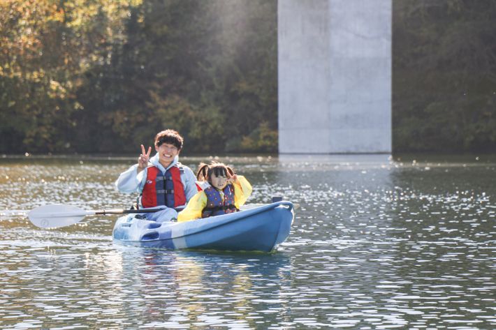 カヌー体験をするひなたちゃんとパパ