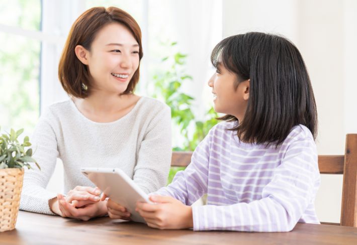 タブレットを見る親子