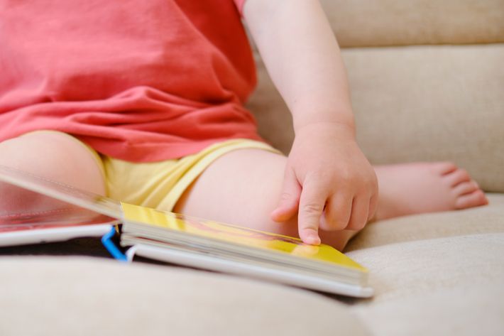 絵本を指さす子どものイメージ写真