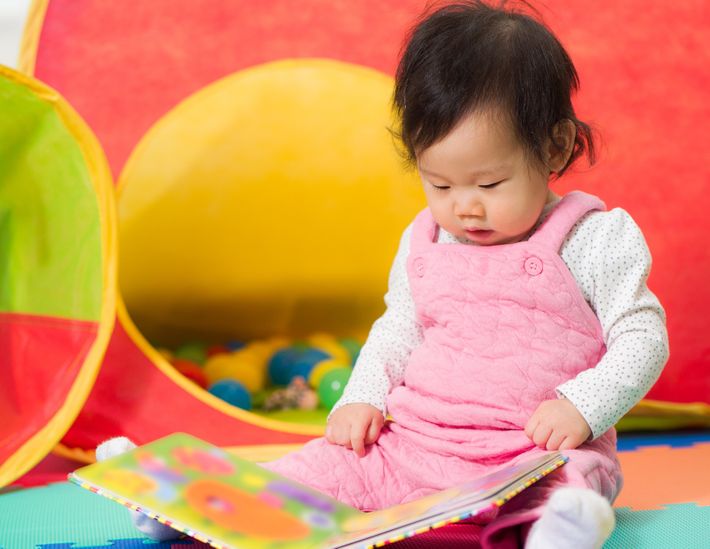 絵本を読む赤ちゃん