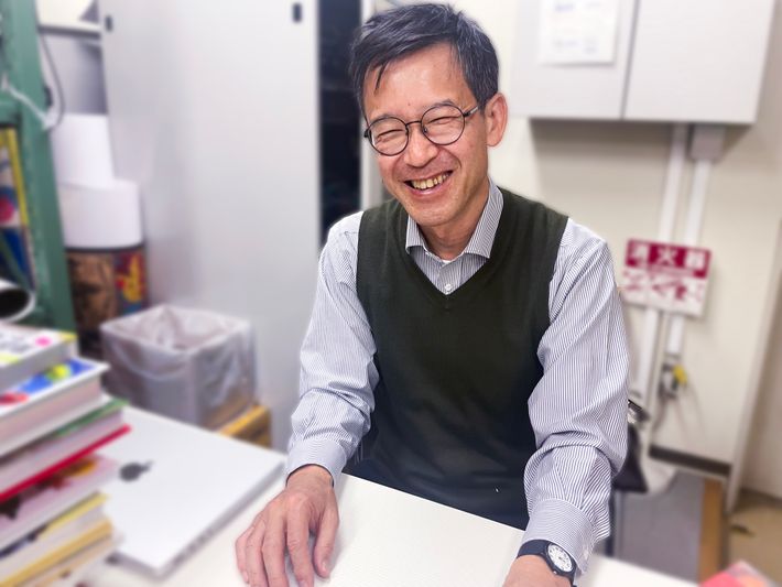 斎木健一さんがほほ笑む写真