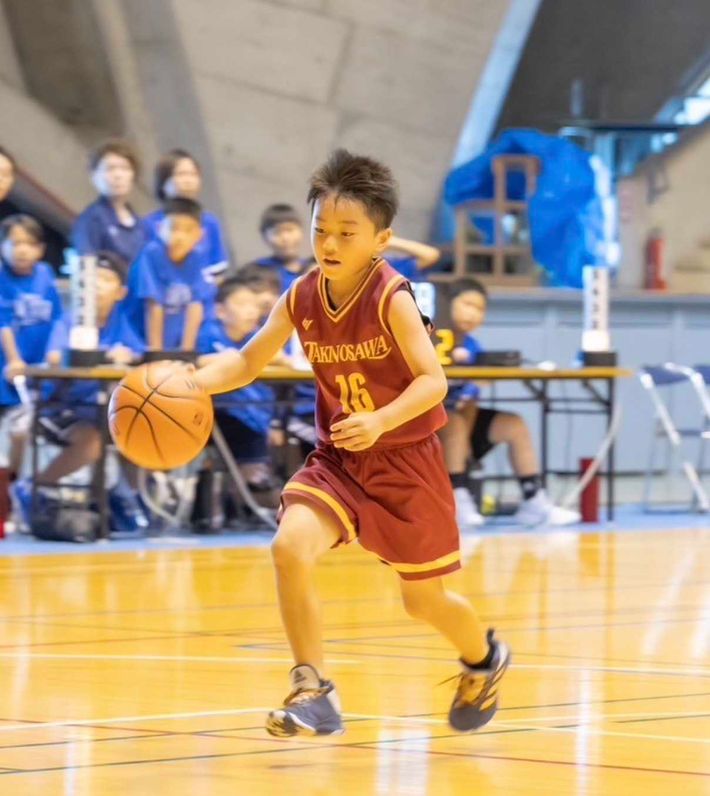 バスケをする尾脇勇之介