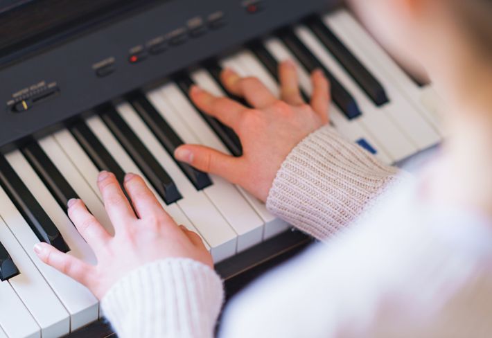 音楽を習う子ども