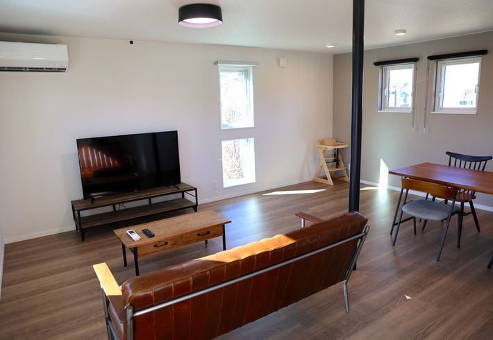 落ち着いた配色で広々とした室内は、子どもと遊んだり保護者がくつろいだりできる空間です。