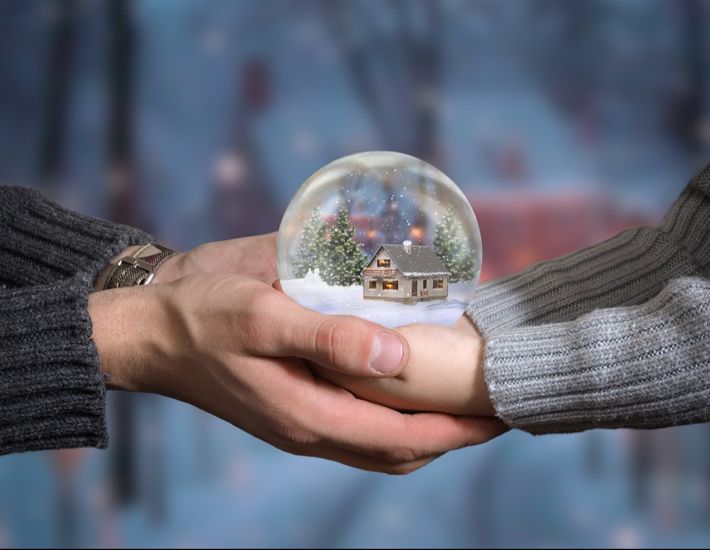 スノードームを持つ手