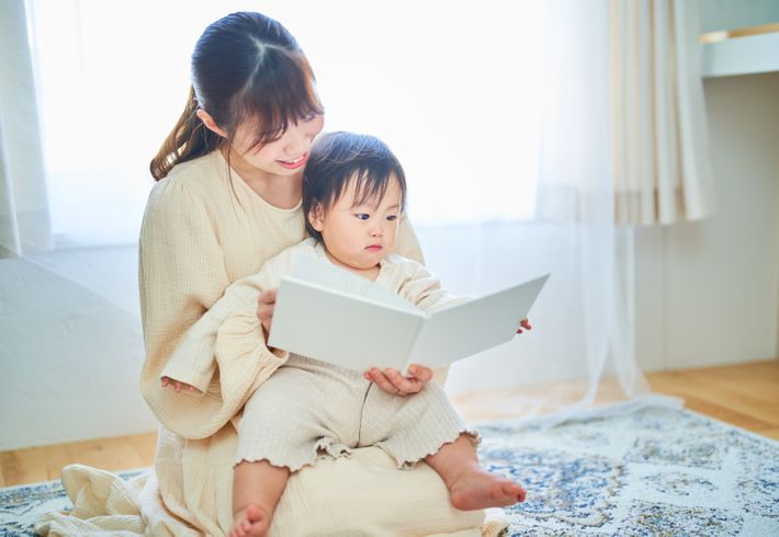 絵本を読み聞かせする親子
