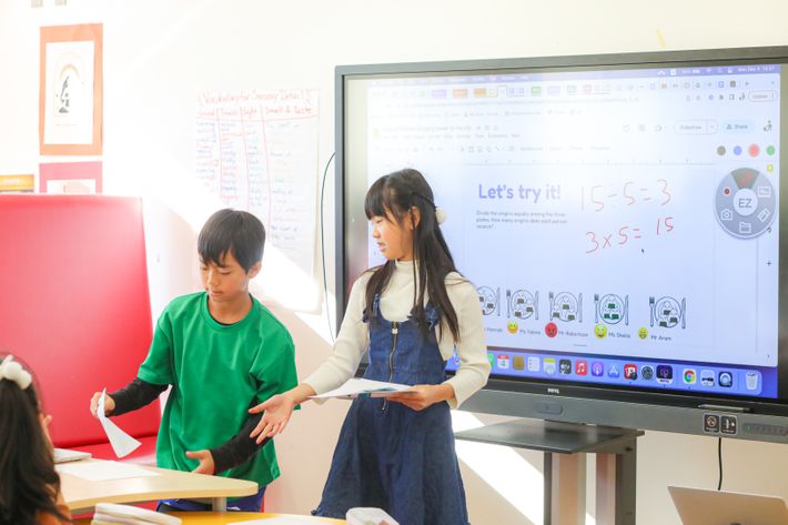 算数の授業を受ける子どもたち