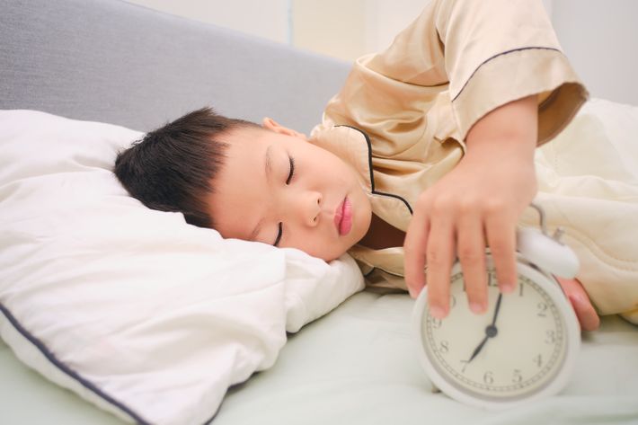 寝る準備をする子ども