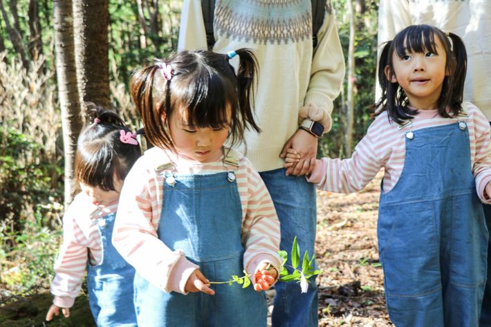 ハイキングをするひろぴーファミリー