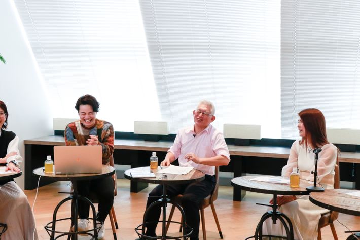 座談会の様子。みんな笑っている