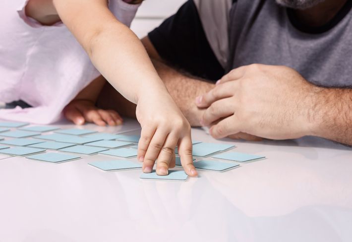 カードゲームで遊ぶ親子の手