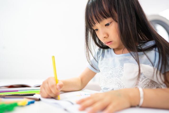 マーカーを引く女の子のイメージ写真