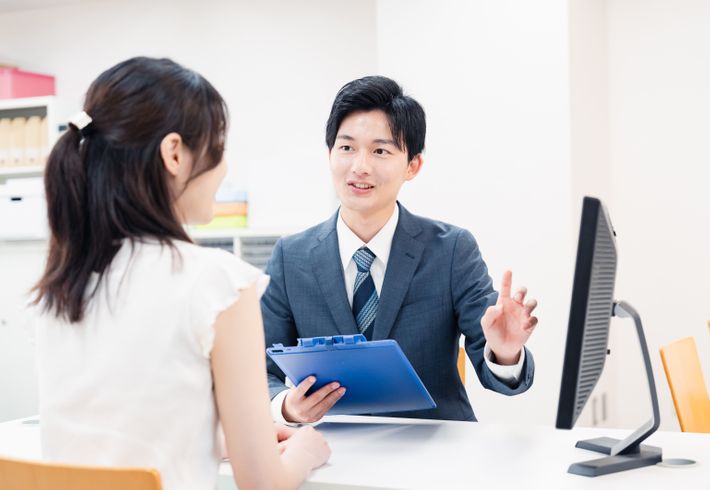 役所で相談する女性