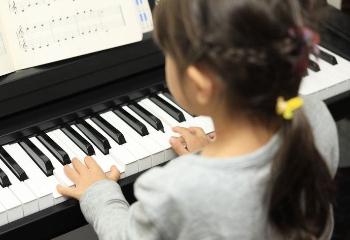 ピアノを習う子ども