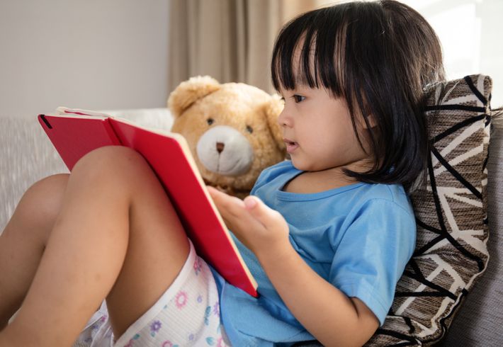 絵本を読む女の子