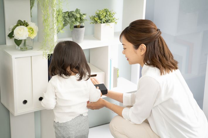 母親と一緒に片づけをする子ども