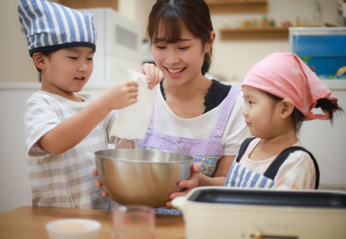 料理をする親子