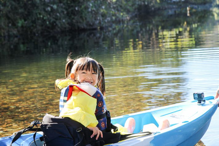 カヌーに乗るひなたちゃん