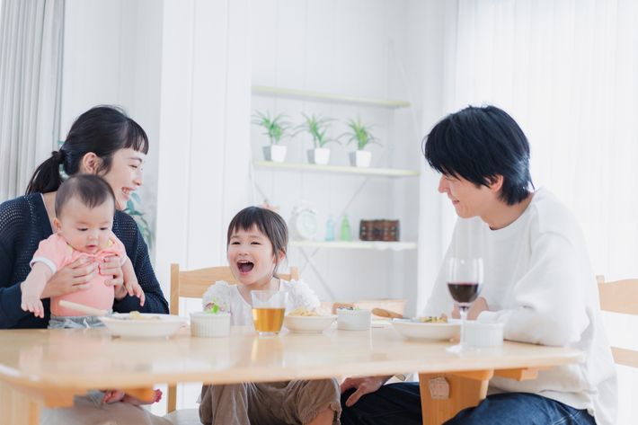 食卓を囲み団らんを楽しむ家族