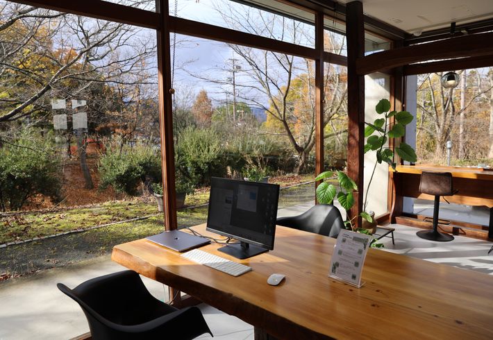 一面ガラス張りの開放的な室内には、仕事のための設備が整いリラックスした空間でワーケーションをしている姿が目に浮かびます。