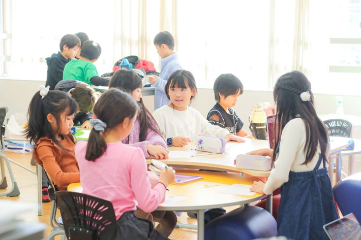 クラスルームで会話をする子ども達