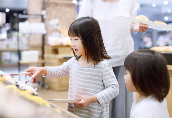 パンを買う親子