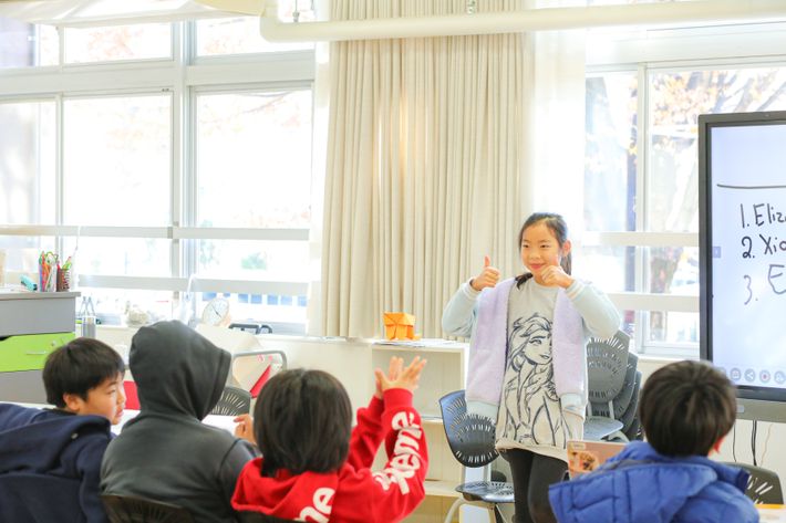 アオバ・ジャパンインターナショナル初等部の授業の様子