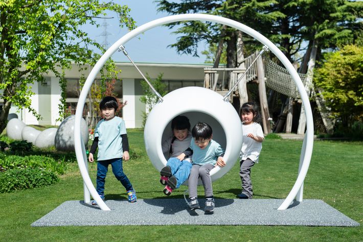 ジャクエツ社のKOMORI 寝たきりの子でも乗れるブランコ