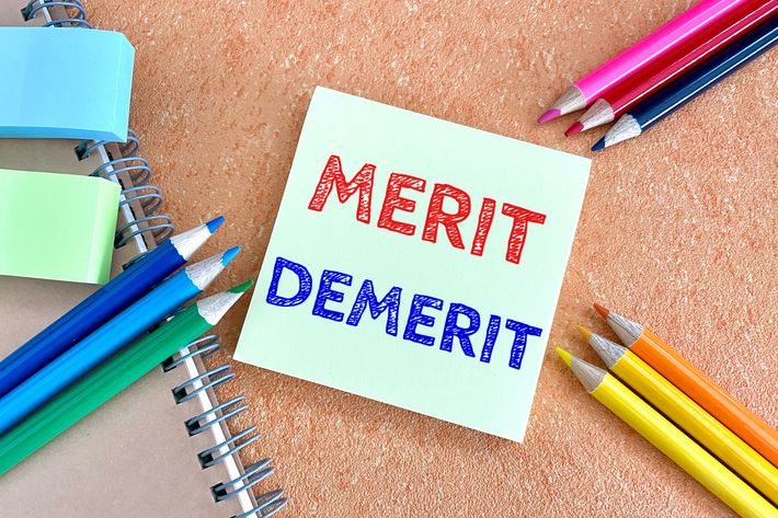 色鉛筆で書かれた「MERIT」「DEMERIT」