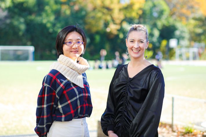 PYP(初等部教育プログラム)コーディネーターのカレンさん(左)とアドミッション&マーケティングディレクターのベリンダさん(右)