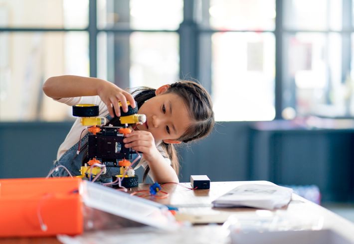 ロボットを作る女児