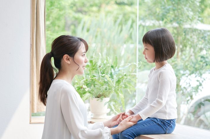 子どもと真剣に話す母親
